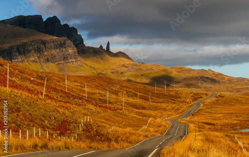 Obraz na płótnie Road on Isle of Skye with a view on Old Man of Storr peak w salonie