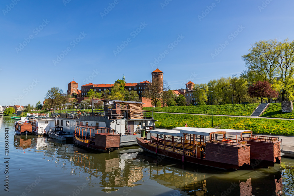 Le château du Wawel à Cracovie depuis un bateau sur Le Vistule