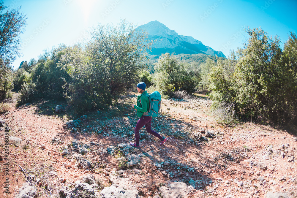 Fototapeta premium Kobieta podróżuje z plecakiem.
