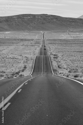 Eine schnurgerade Strasse durch eine heisse und straubige Wüste oder auch eine road to nowhere