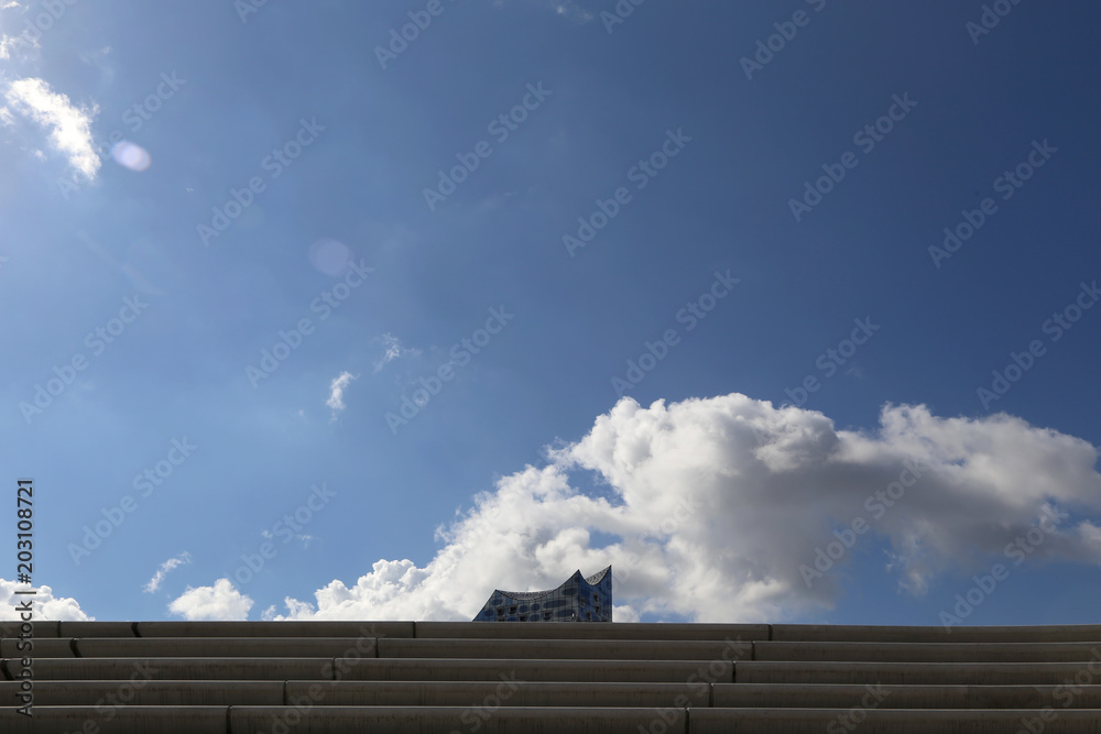 eine beton treppe und im hintergrund die elbphilharmonie in hamburg