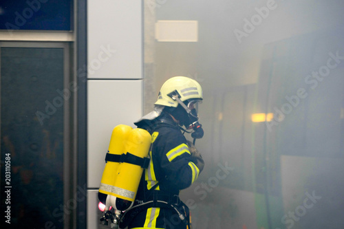 Feuerwehrmann mit Atemschutz in einem verrauchten Raum