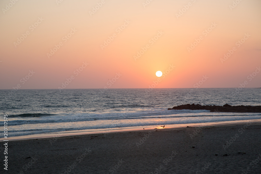 Ein warmer und besinnlicher Sonnenuntergang an der pazifischen Küste strahlt Ruhe und Frieden aus. Ein warmer und besinnlicher Sonnenuntergang an der pazifischen Küste strahlt Ruhe und Frieden aus.