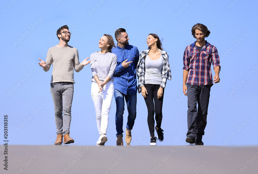 Obraz premium team of friends, walks on the road