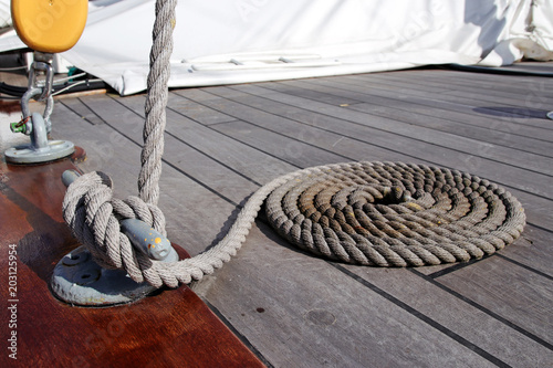 aufgerollte trosse auf dem schiffsdeck photo