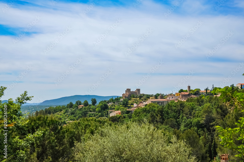 Panoramablick von den Alpen Frankreichs, Dorf in der Toskana, mit Olivenbaum im Vordergrund