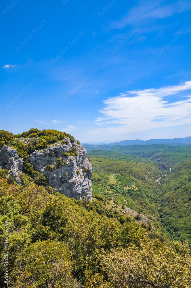 Panoramablick vom Steilhang von den Alpen Frankreichs unter blauem Himmel, Toskana, ein Felsen mit steiler Klippe im Vordergrund