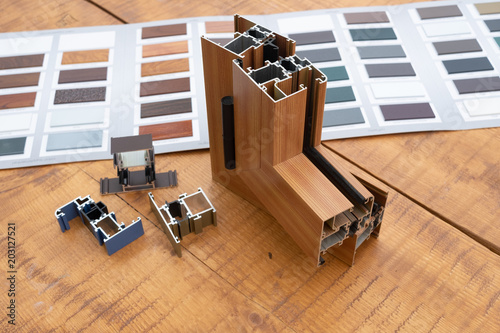 Profilo in alluminio con campionatura colori ,sezione profilo per finesre e porte 