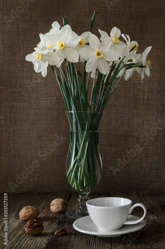 Fototapeta Naklejka Na Ścianę i Meble -  A bouquet of daffodils on a wooden background