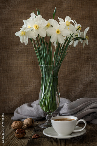 Fototapeta Naklejka Na Ścianę i Meble -  A bouquet of daffodils on a wooden background