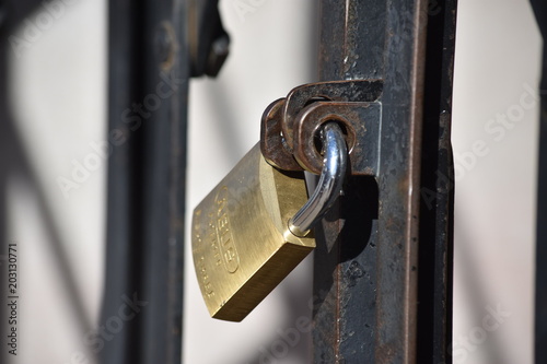 Fotografija Old brassy lock