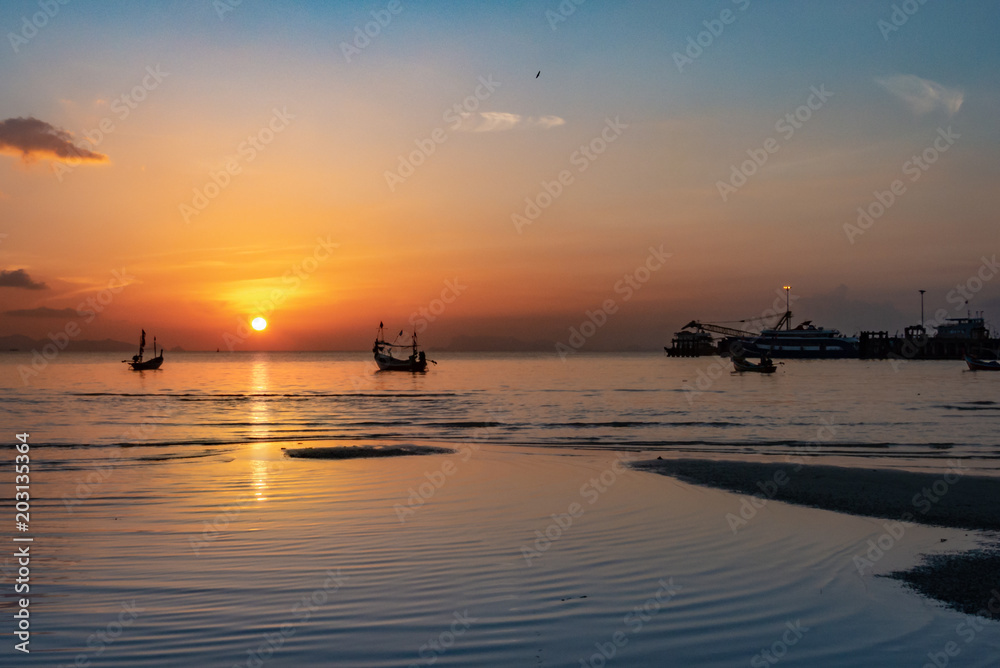 Sonnenuntergang im Meer mit Hafen und Schiffen