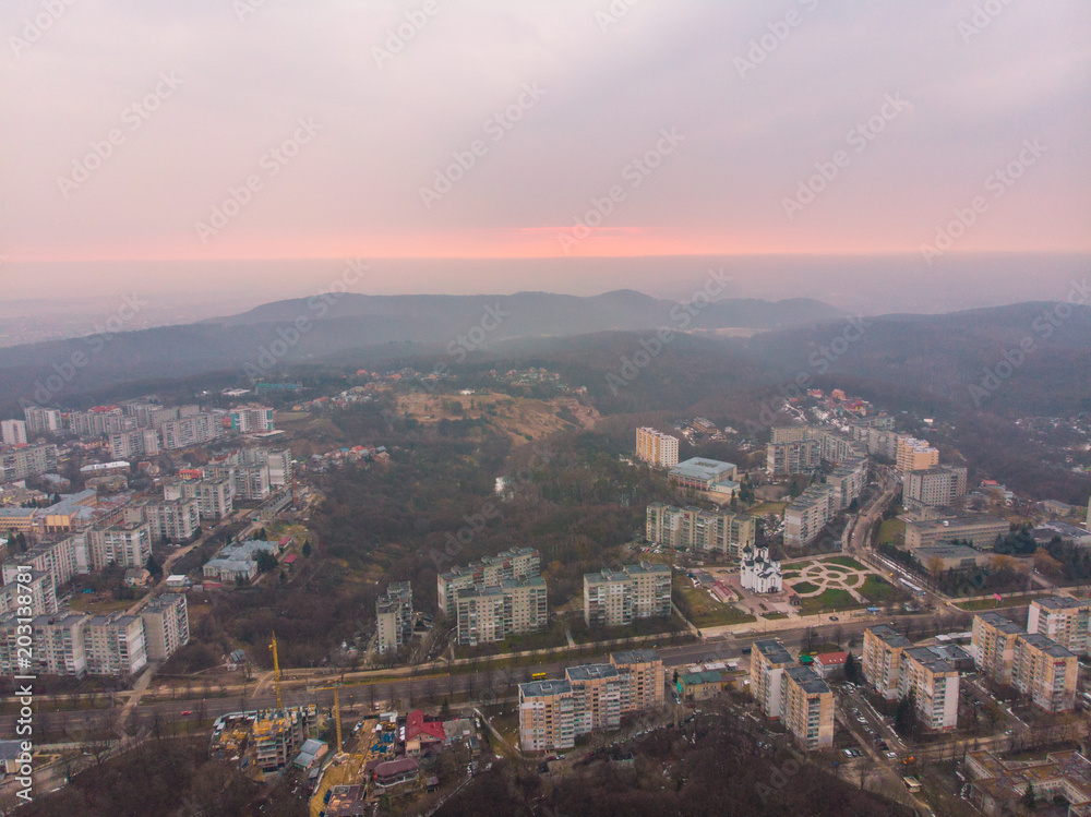 Obraz premium piękny pejzaż ze wschodem słońca. czerwone słońce wznosi się nad górami