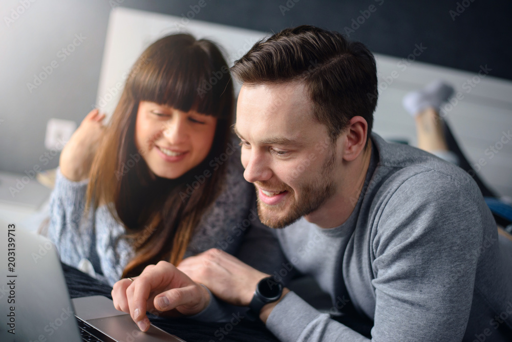 Obraz premium The guy and the girl are planning a trip
