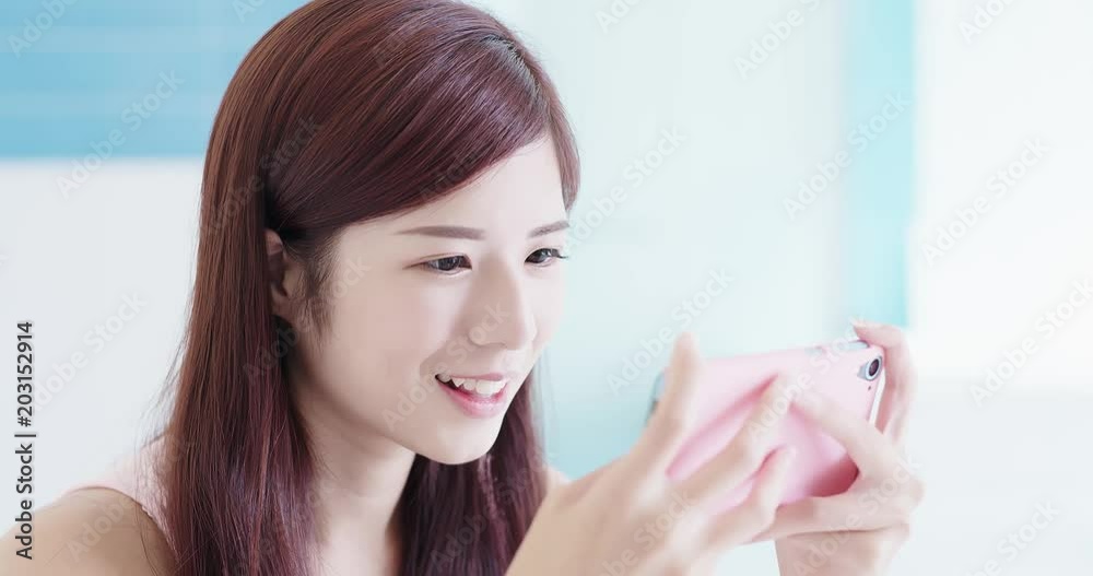 woman play mobile game
