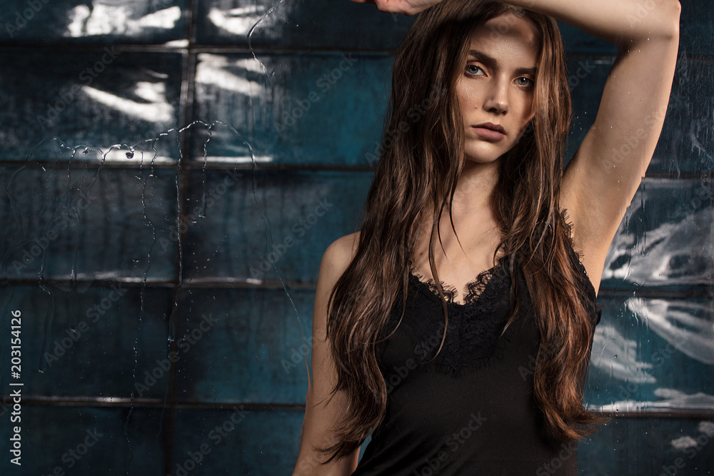 Fototapeta premium Attractive brunette girl over water drops.