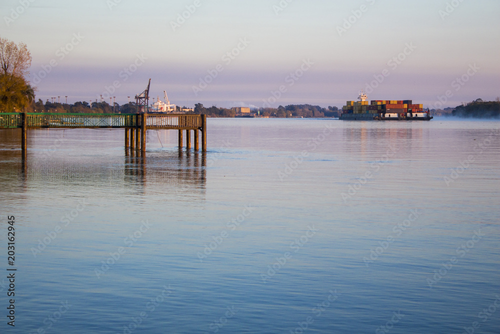 Río al amanecer