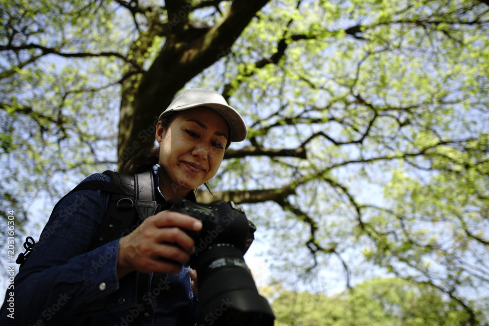 撮影する女性 撮影する女性