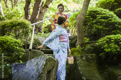 Wallpaper Mural 和服を着ている女性たちは日本庭園を散策している Torontodigital.ca