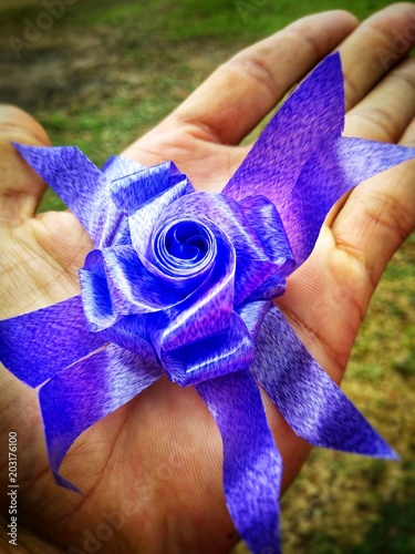 Fold the rose from the ribbon