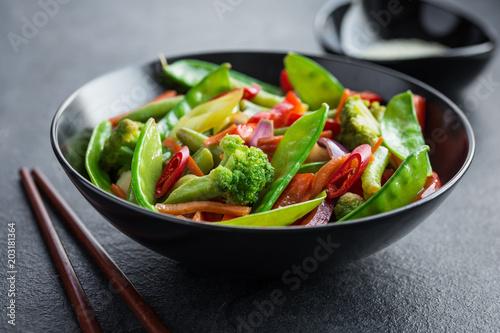 Photos stir fry vegetables in black bowl