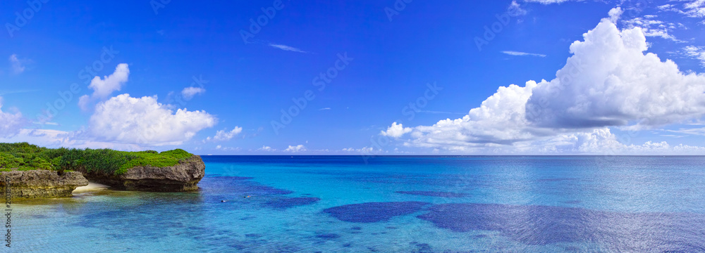 Fototapeta premium 真夏の宮古島。フナクスビーチの風景（パノラマ）