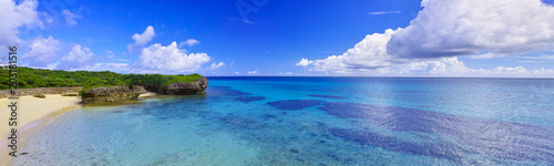 真夏の宮古島。フナクスビーチの風景（パノラマ）