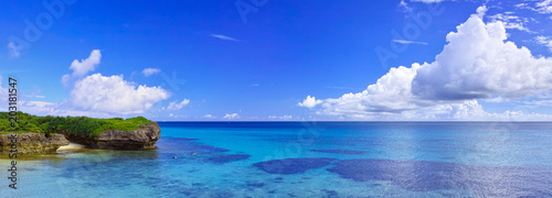真夏の宮古島。フナクスビーチの風景（パノラマ）