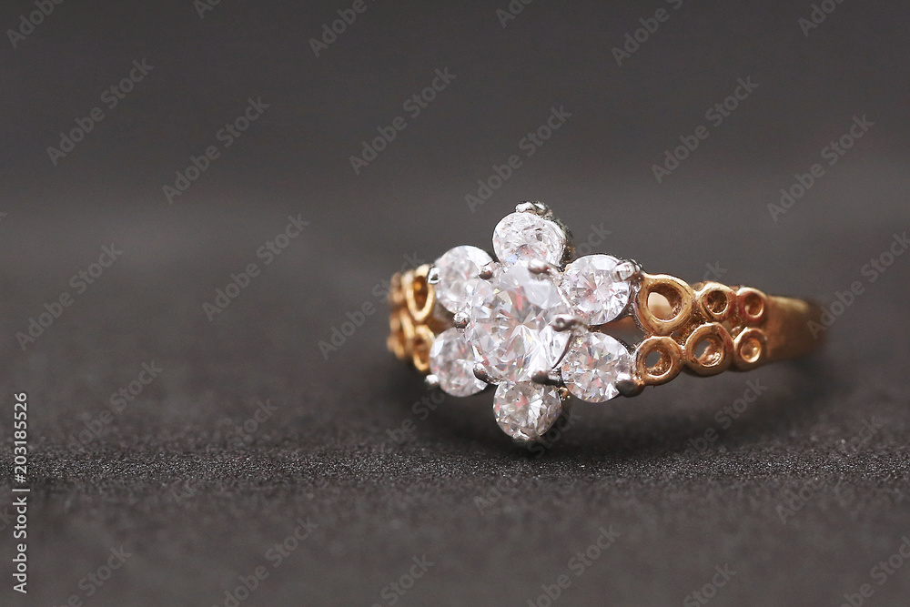 flower diamond on gold ring flower diamond on gold ring