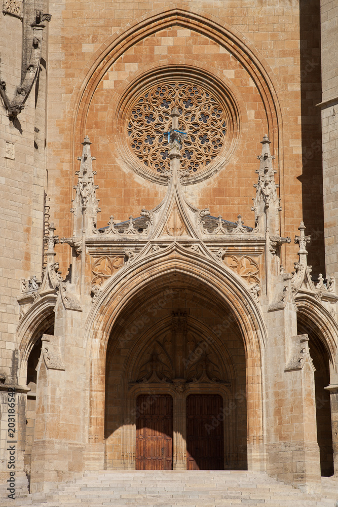 Le porche de la cathédrale de Mende