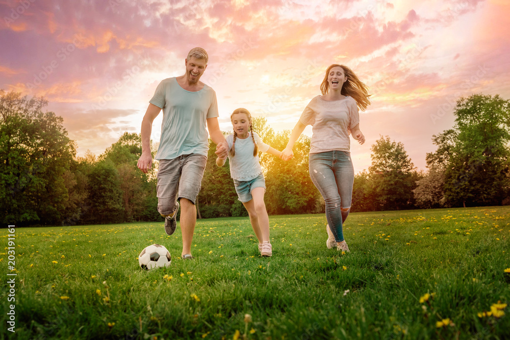 Wunschmotiv: Familie spielt Fußball #203191161