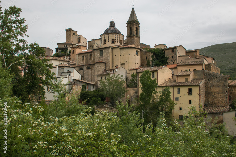 Splendida veduta del borgo medievale di Cocullo in Abruzzo, Italia