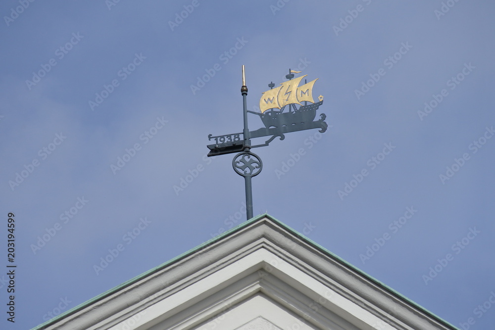 Segelschiff als Wetterfahne in Lüneburg