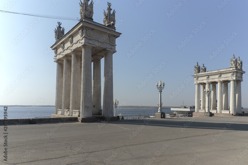 Obraz premium Volgograd, Russia, architectural ensemble of the Central embankment, in the early spring morning.