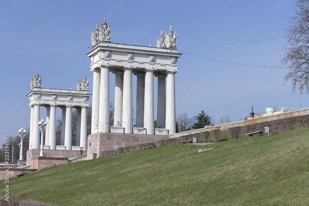 Obraz premium Volgograd, Russia, architectural ensemble of the Central embankment, in the early spring morning.