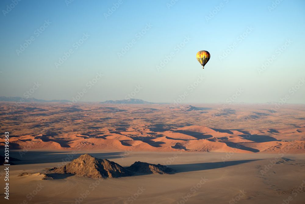 Fototapeta premium Balon na ogrzane powietrze, krajobraz wydmowy Sossusvlei (Namibia)