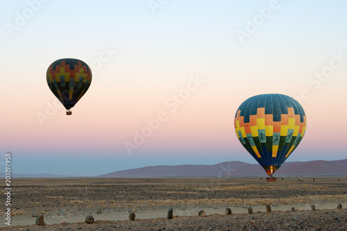 Heissluftballons über Dünenlandschaft von Sossusvlei (Namibia)