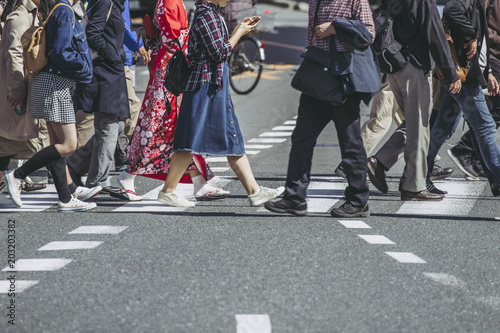 横断歩道を歩く人々