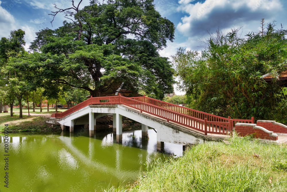 Fototapeta premium Alte Fußgängerbrücke in Ayutthaya