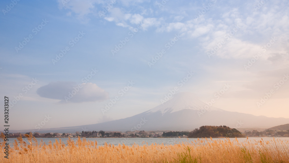 Fototapeta premium Fuji Mt. and Beautiful sky of sunset at Kawaguchiko The five Lake near Tokyo, Japan