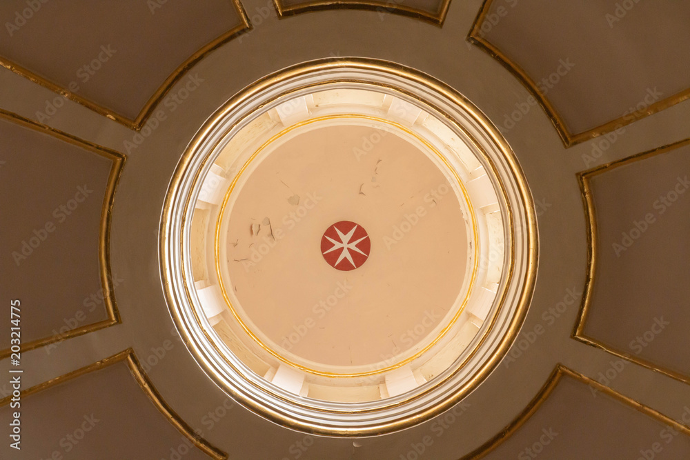 Fototapeta premium Dome d'église et Croix de Malte