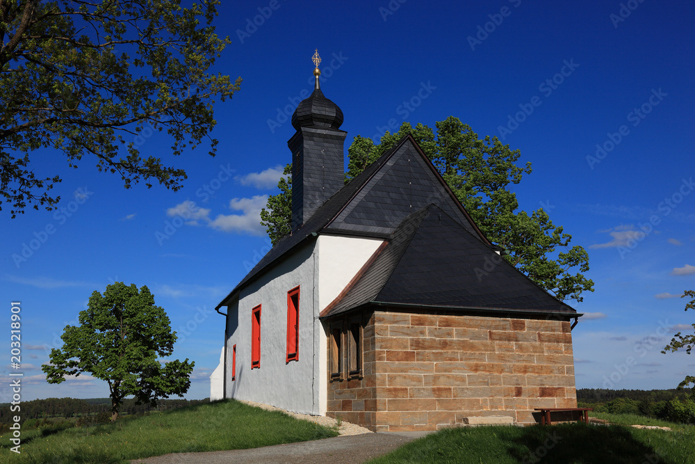 Fototapeta premium Die Katharinenkapelle in Wallersberg, St. Katharina, Weismain, Landkreis Lichtenfels, Oberfranken, Bayer, Deutschland