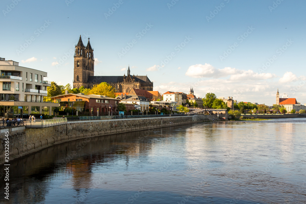 Magdeburg in der Abenddämmerung