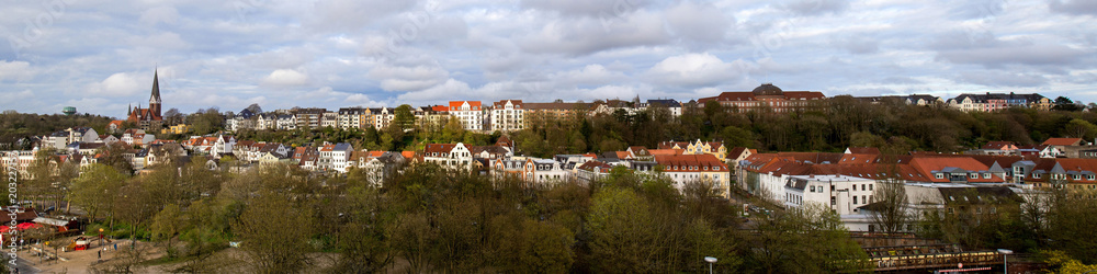 Panorama Blick auf Flensburg mit Hafenspitze, Wasserturm, Sankt-Jürgen-Kirche und Jürgensby.