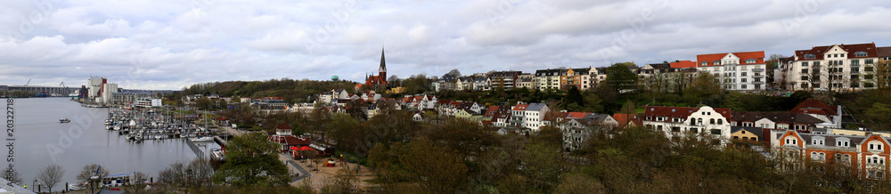 Panorama Blick auf den Flensburger Hafen mit Wasserturm und Sankt-Jürgen-Kirche