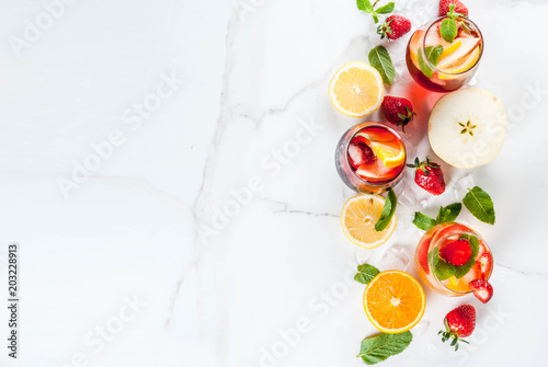 Fotografia Cold white, pink and red sangria cocktails with fresh fruits, berries and mint