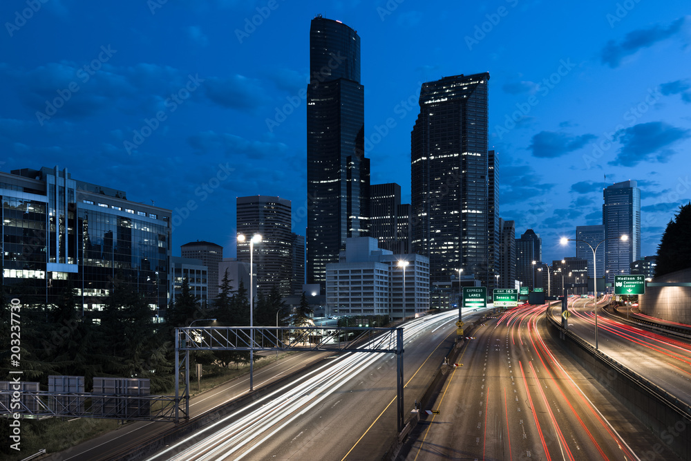 Fototapeta premium Interstate 5 and downtown city skyline at dawn, Seattle, Washington State, USA