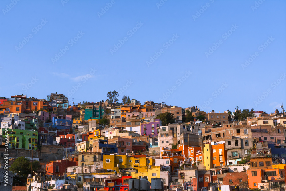 Guanajuato, casas de colores en la montaña.