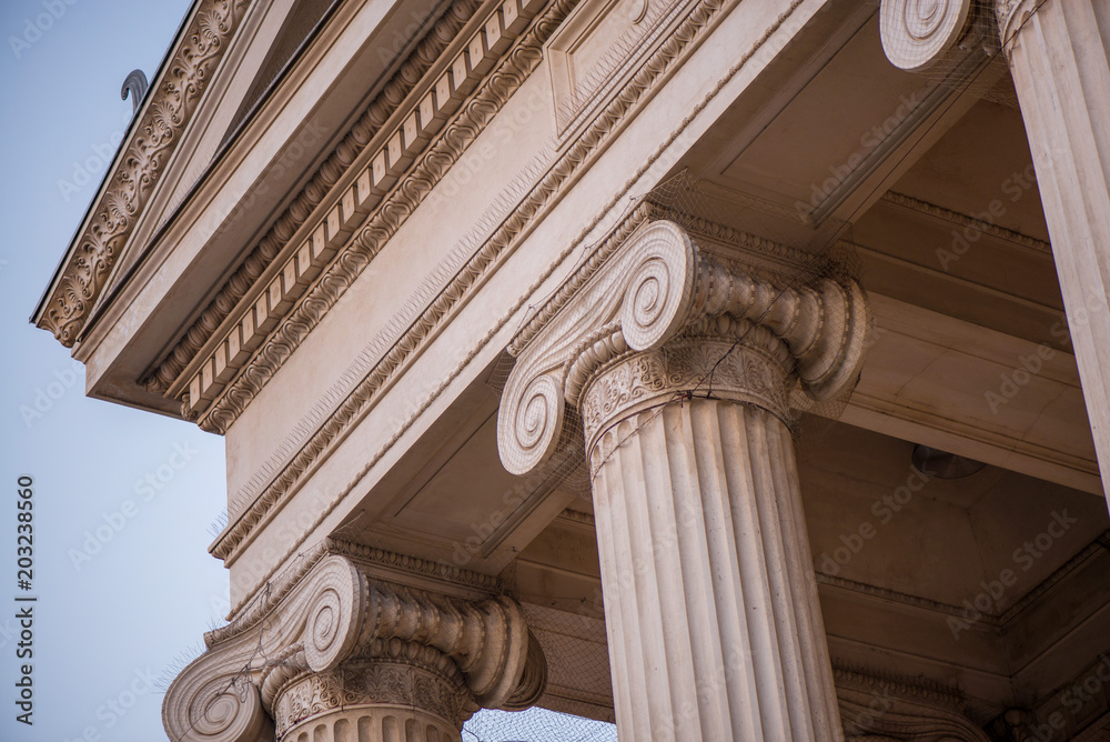Obraz premium Abstract angle of Roman architecture with marmor stone pillars in late evening