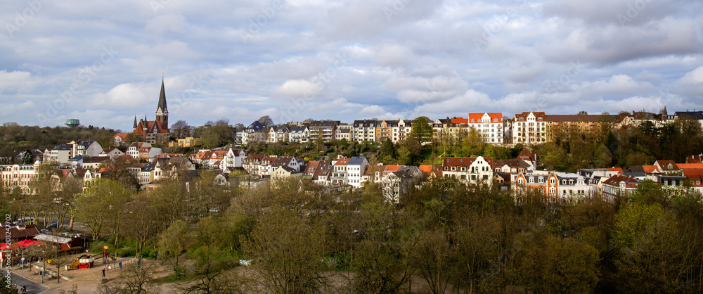 Panorama Blick auf Flensburg / Jürgensby mit Hafenspitze, Wasserturm und Sankt-Jürgen-Kirche.